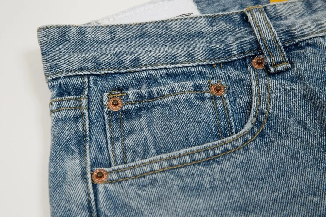 #8018 P246💰 GALLERY DEPT. LA Flared The first generation of Vintage spliced loose washed flared jeans - Original purchased and patterned to truly restore the ultimate texture of Vintage - Original hardware accessories, washed and other elevators, QR code analysis are all purchased from the original factory, high degree of restoration, you are welcome to compare with a certain product~ - Three-dimensional version Loose and comfortable, not picky about the figure, taller and slimmer, factory Seiko, original factory quality control, same style for men and women, can be matched with couples Versatile recommendation: must-have jeans for all seasons - Sizes: 28 30 32 34 36